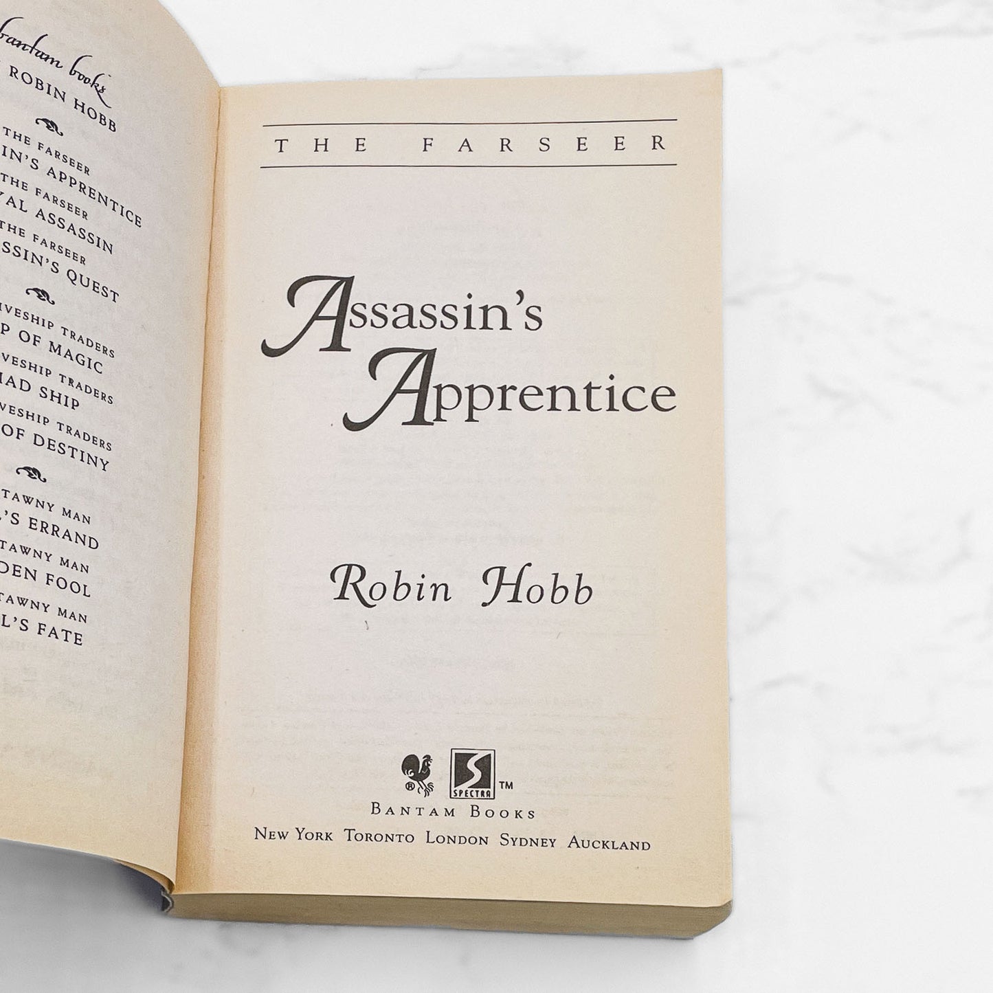 Assassin's Apprentice by Robin Hobb [1996 PAPERBACK] • Bantam Spectra