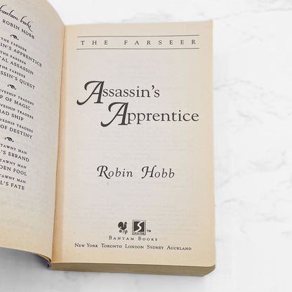 Assassin's Apprentice by Robin Hobb [1996 PAPERBACK] • Bantam Spectra