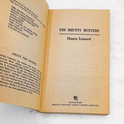 The Bounty Hunters by Elmore Leonard [1985 PAPERBACK] Bantam