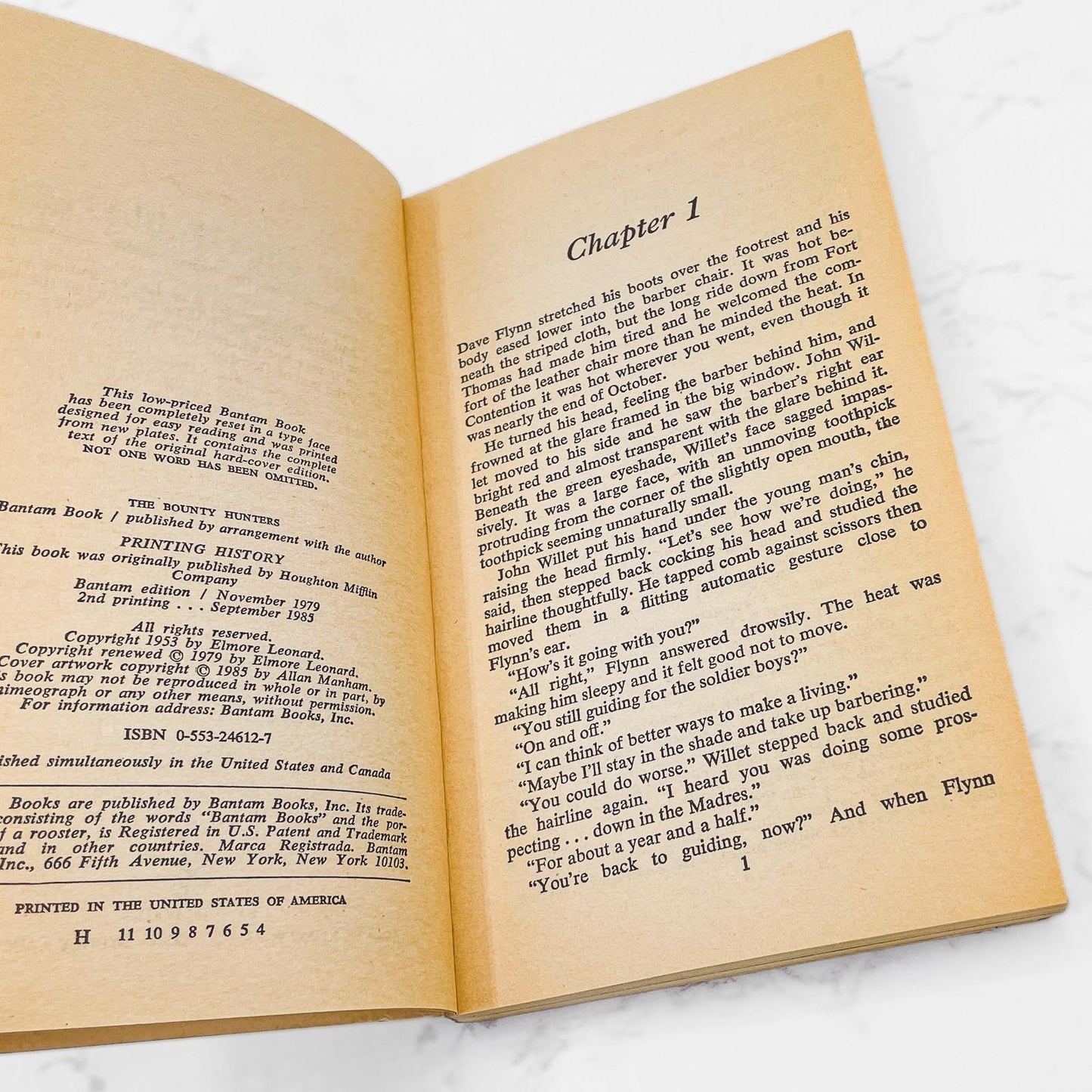 The Bounty Hunters by Elmore Leonard [1985 PAPERBACK] Bantam