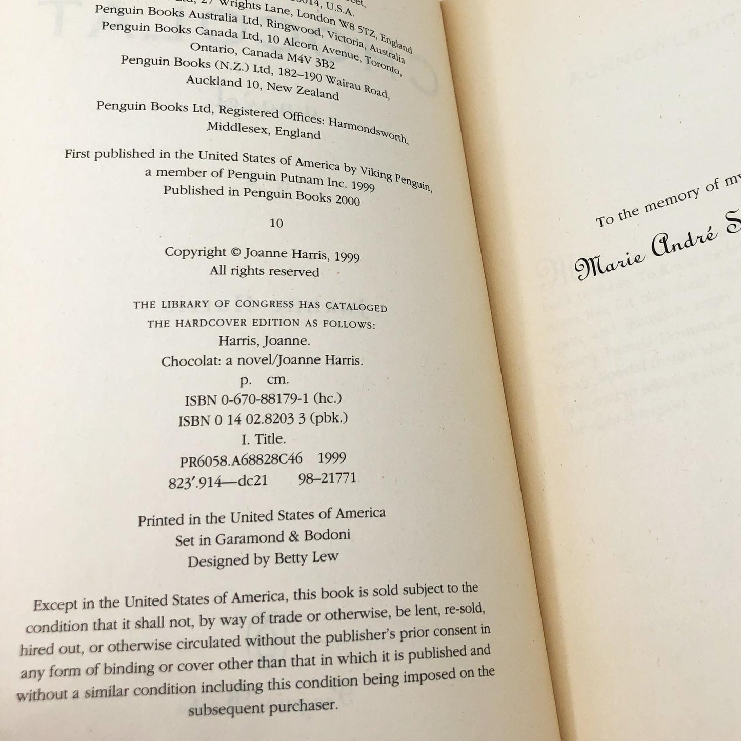 Chocolat by Joanne Harris [FIRST PAPERBACK EDITION] 1999 • Penguin Books