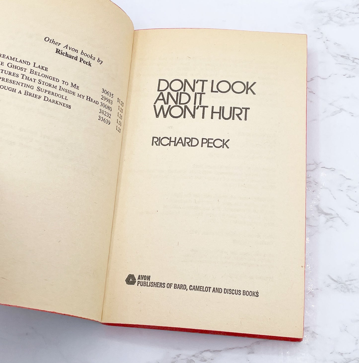 Don't Look and It Won't Hurt by Richard Peck [1973 PAPERBACK] • Avon