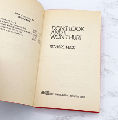 Don't Look and It Won't Hurt by Richard Peck [1973 PAPERBACK] • Avon