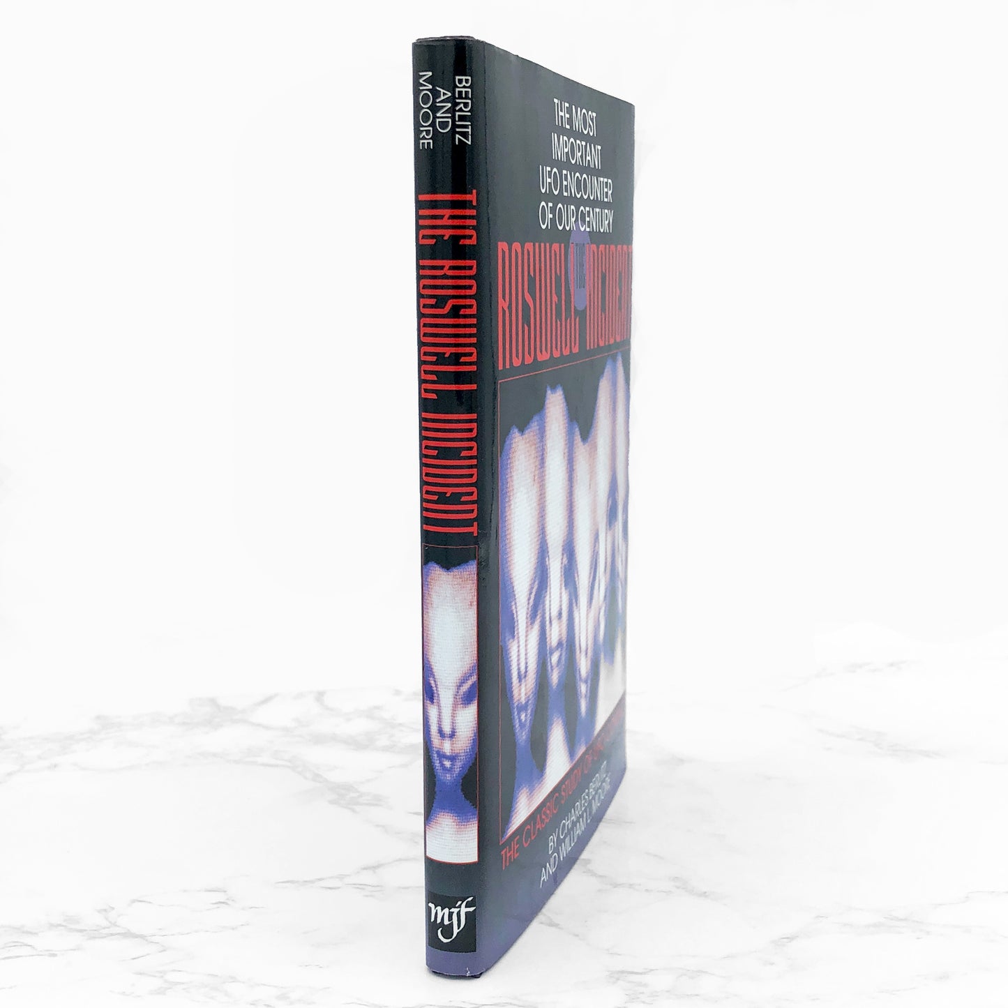 The Roswell Incident by Charles Berlitz & William L. Moore [HARDCOVER RE-ISSUE] 1996 • MJF Books
