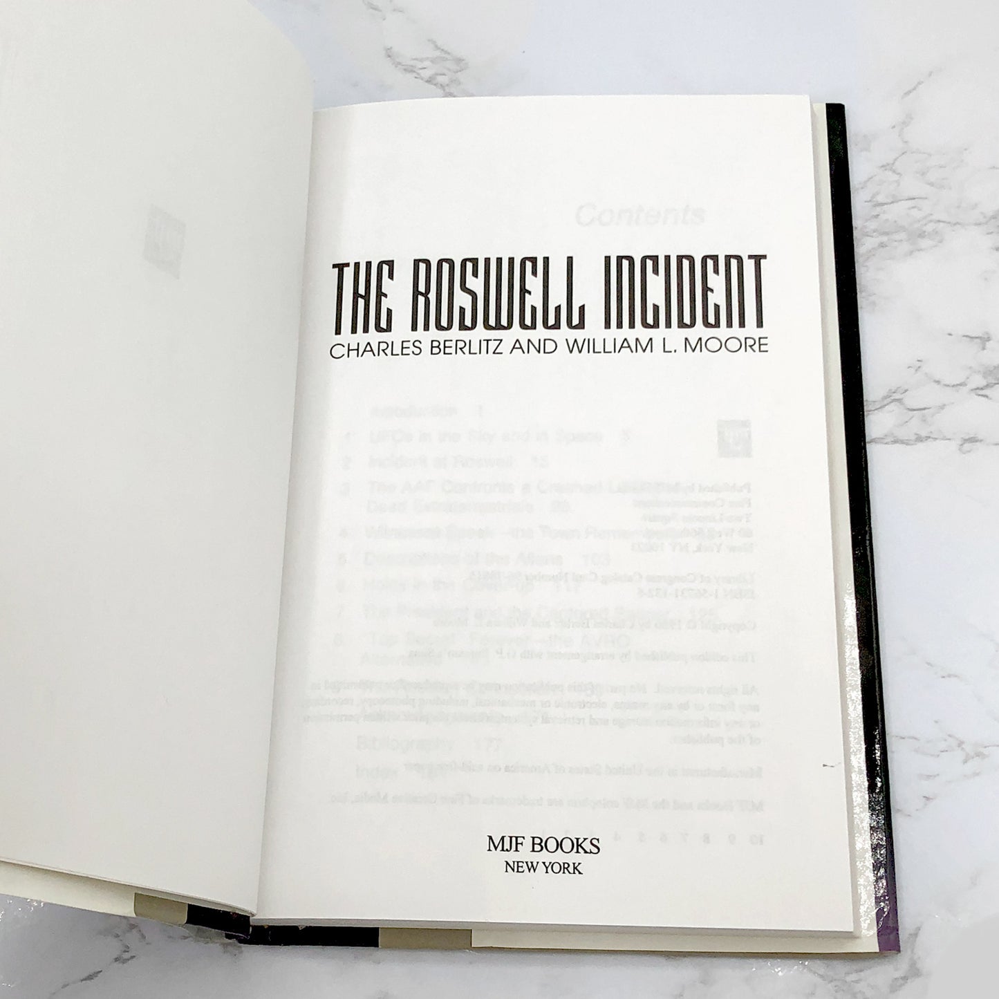 The Roswell Incident by Charles Berlitz & William L. Moore [HARDCOVER RE-ISSUE] 1996 • MJF Books