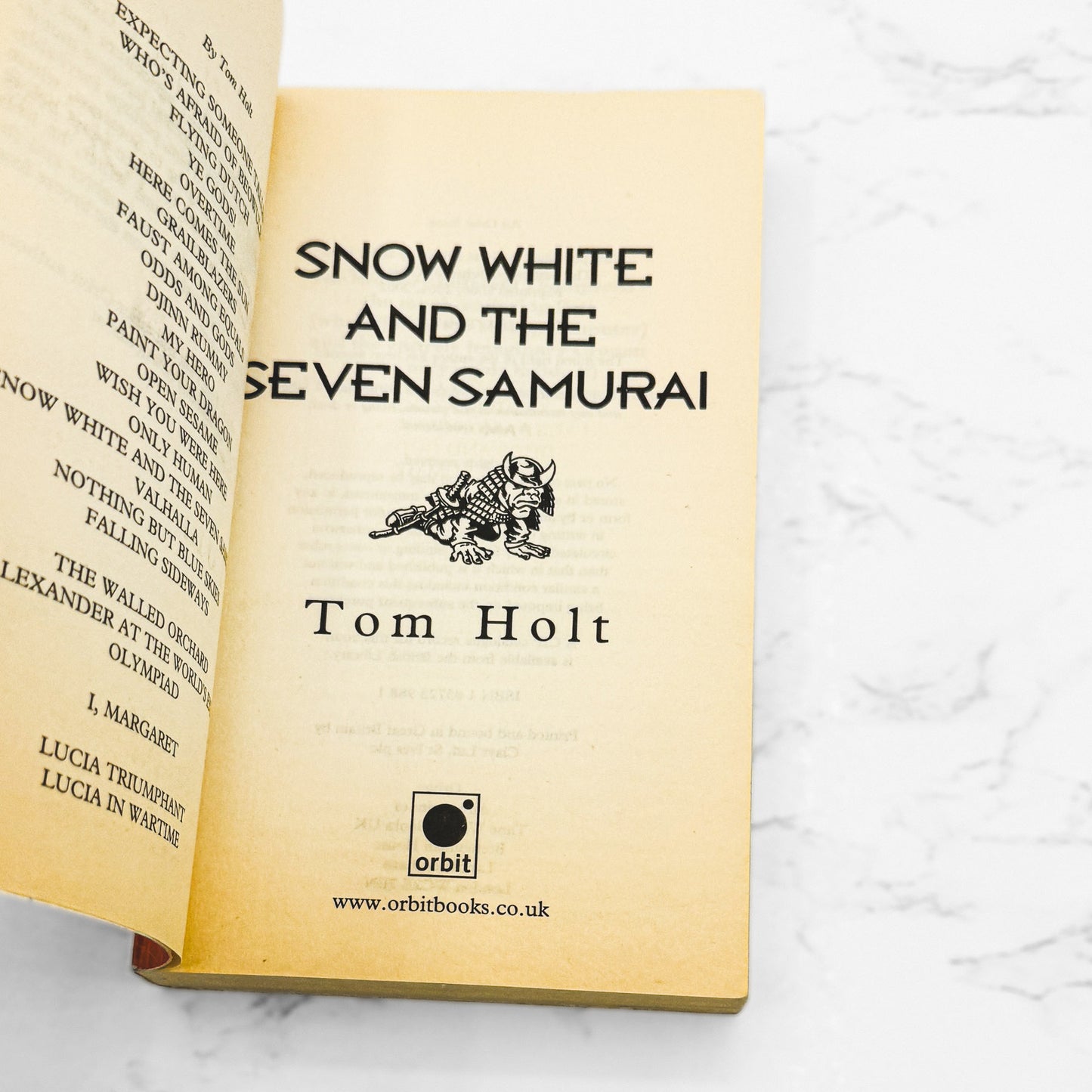Snow White and the Seven Samurai by Tom Holt [FIRST U.K. PAPERBACK EDITION] 2000 • Orbit