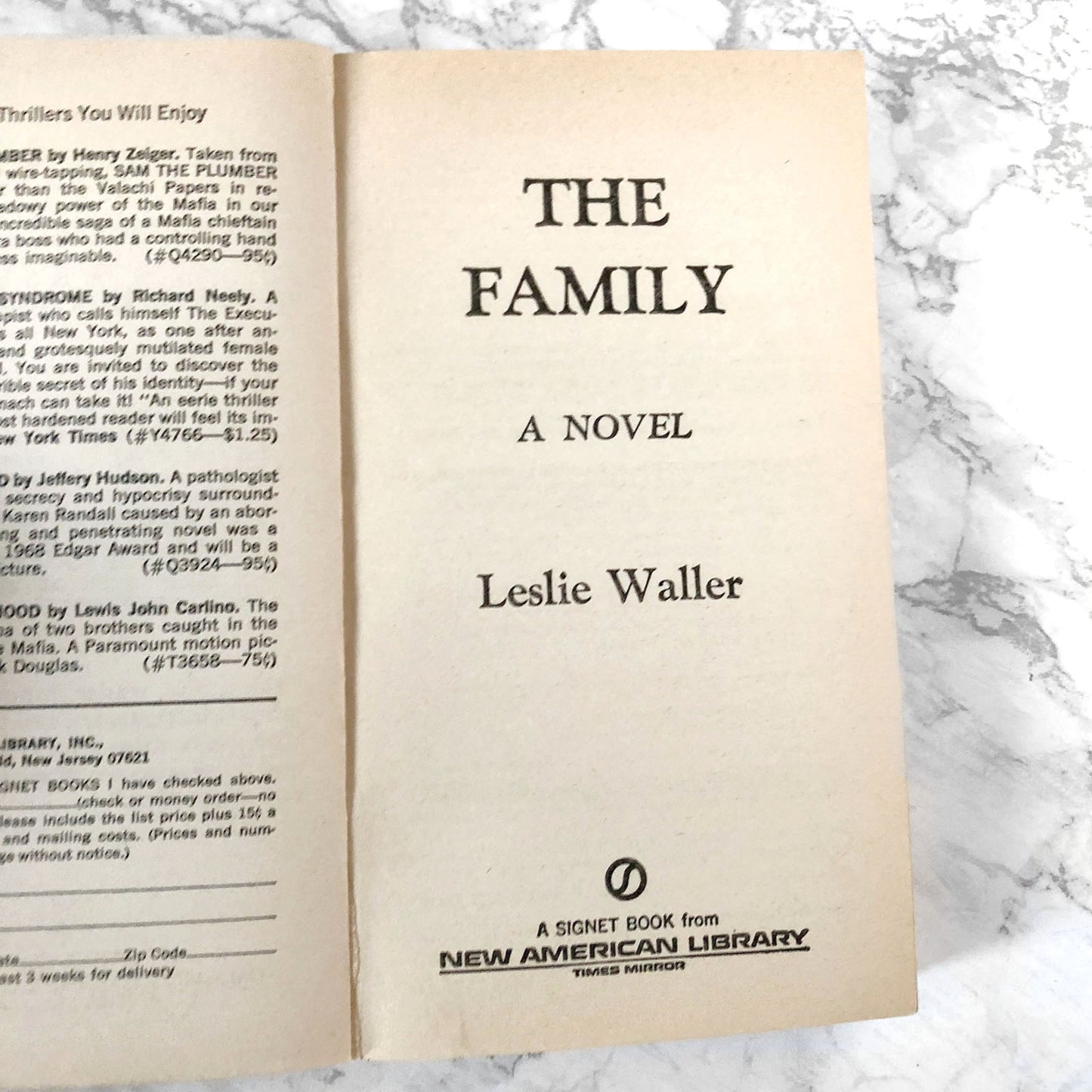 The Family by Leslie Waller [FIRST PAPERBACK PRINTING] 1969 • Signet