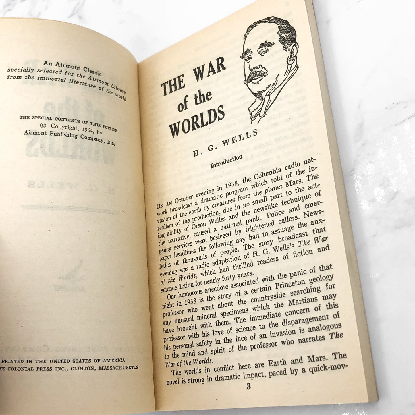 The War of the Worlds by H.G. Wells [1964 PAPERBACK] • Airmont