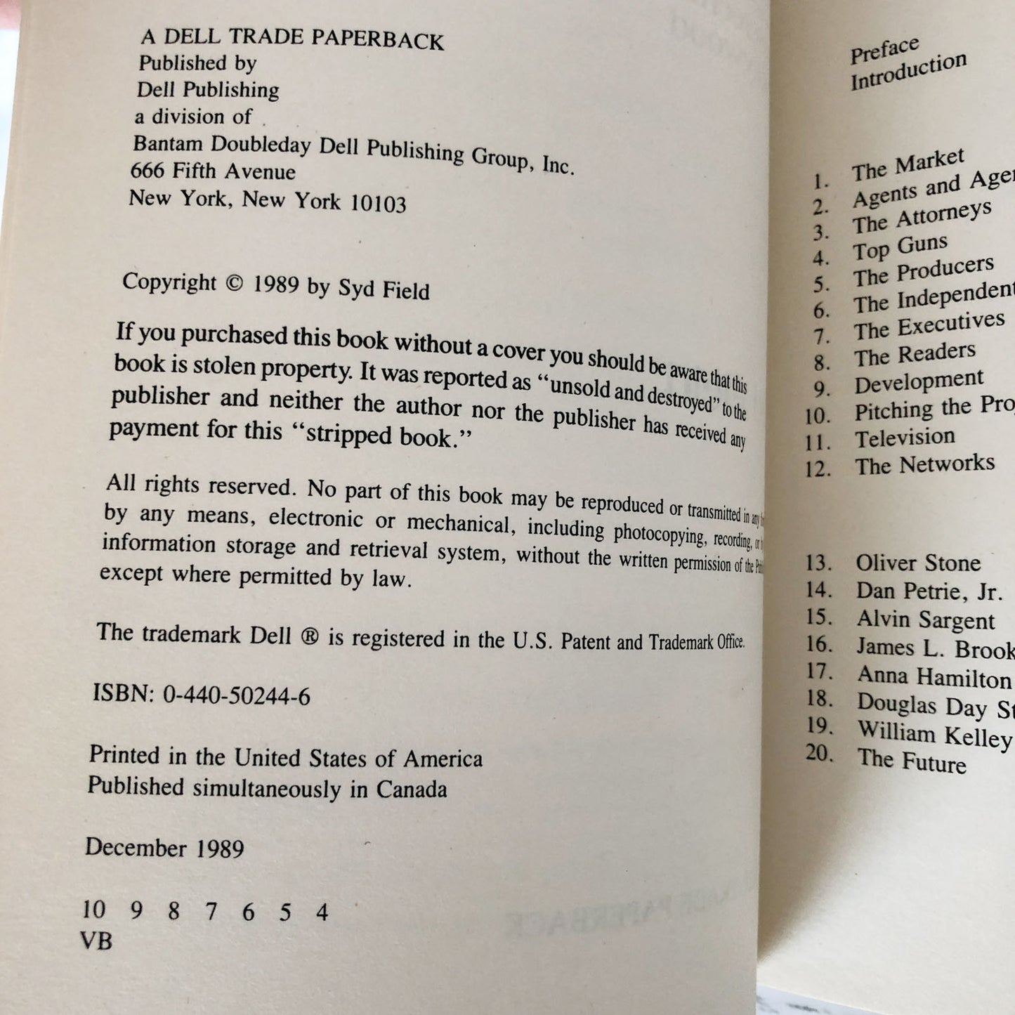 Selling a Screenplay: The Screenwriter's Guide to Hollywood by Syd Field [TRADE PAPERBACK / 1989]