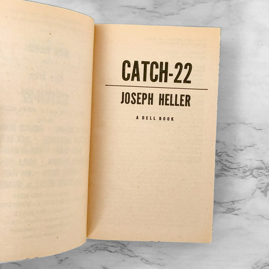 Catch-22 by Joseph Heller [1970 DELL PAPERBACK]