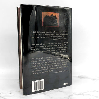 Coraline by Neil Gaiman [2002 HARDCOVER]