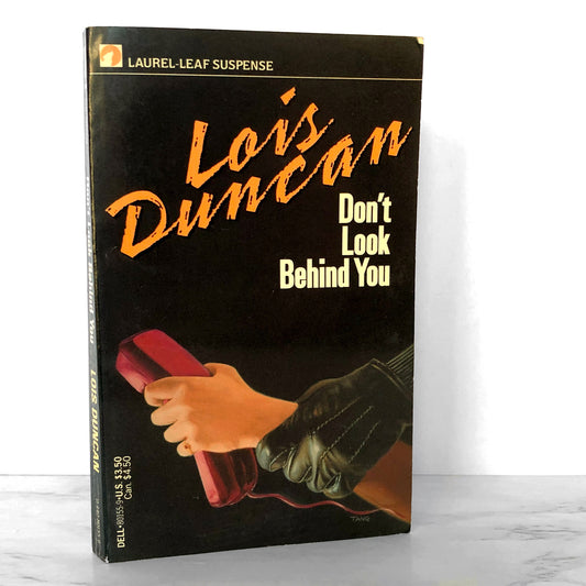 Don't Look Behind You by Lois Duncan [FIRST PAPERBACK PRINTING] 1990