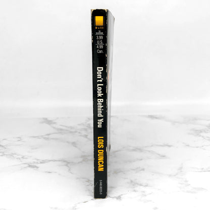 Don't Look Behind You by Lois Duncan [FIRST PAPERBACK EDITION] 1990