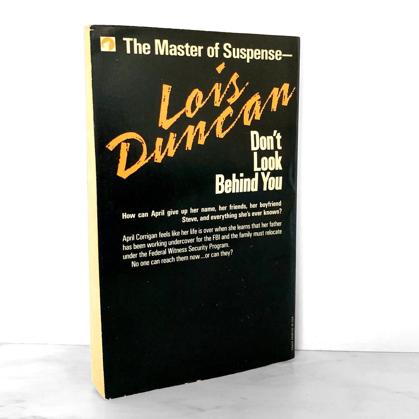 Don't Look Behind You by Lois Duncan [FIRST PAPERBACK PRINTING] 1990