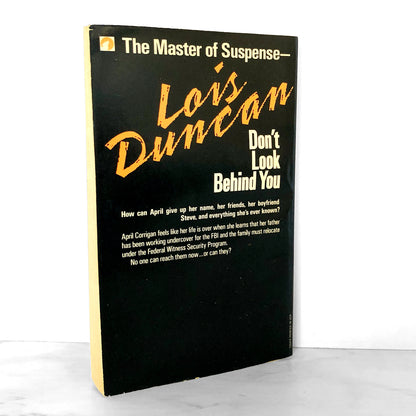 Don't Look Behind You by Lois Duncan [FIRST PAPERBACK PRINTING] 1990