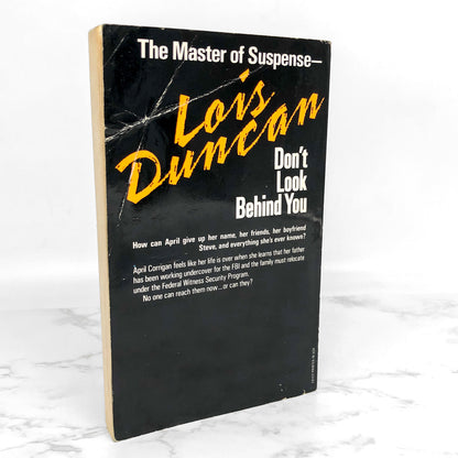 Don't Look Behind You by Lois Duncan [FIRST PAPERBACK EDITION] 1990