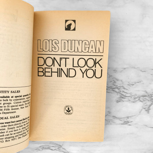 Don't Look Behind You by Lois Duncan [FIRST PAPERBACK PRINTING] 1990