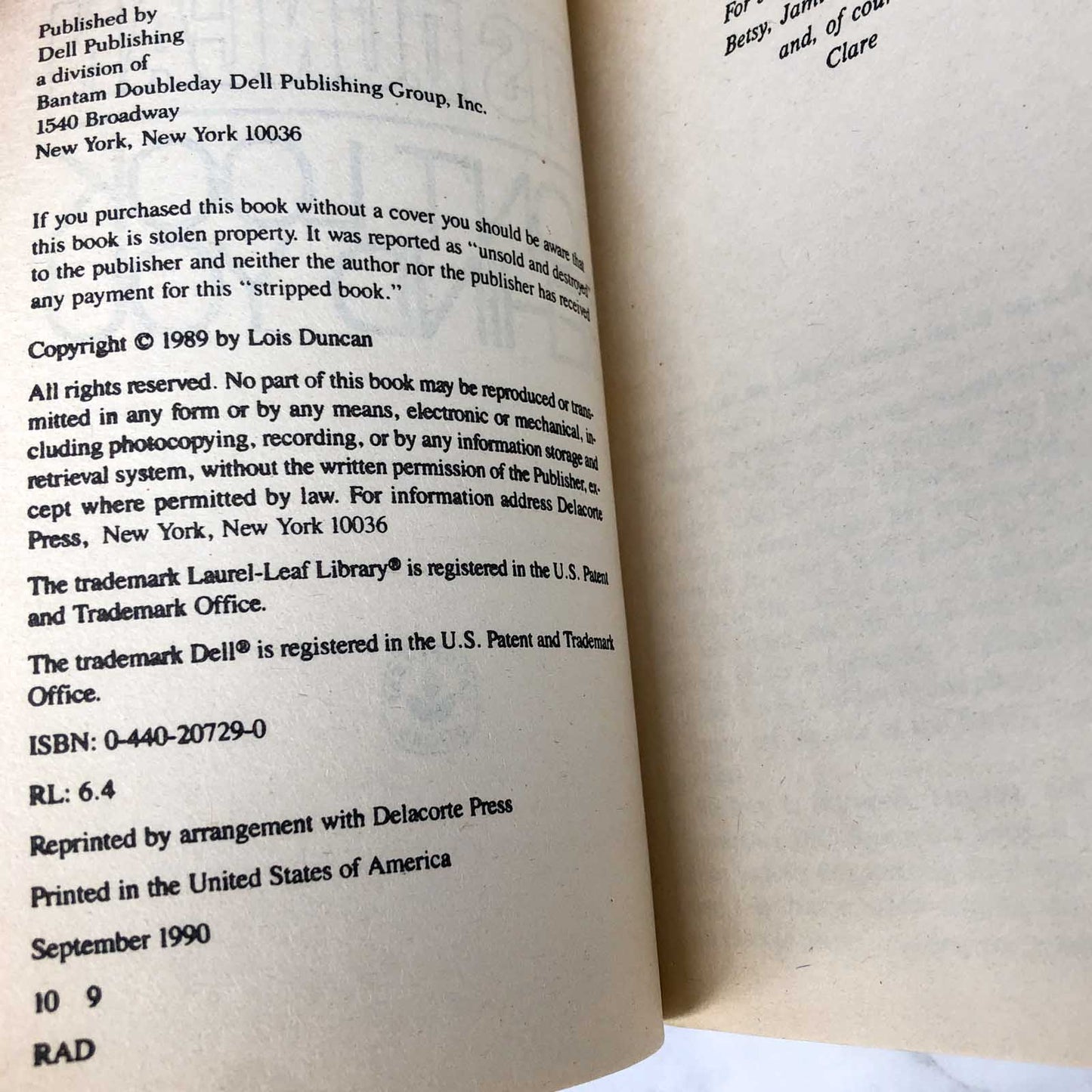 Don't Look Behind You by Lois Duncan [FIRST PAPERBACK EDITION] 1990