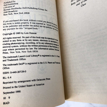 Don't Look Behind You by Lois Duncan [FIRST PAPERBACK EDITION] 1990