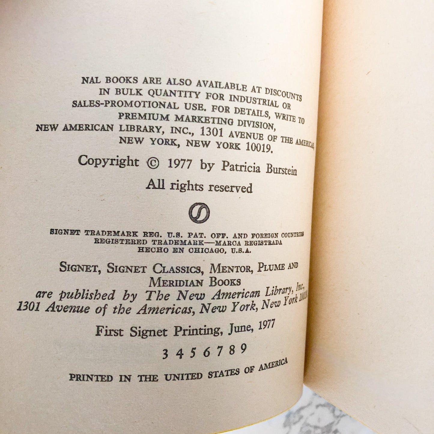 Farrah: An Unauthorized Biography by Patricia Burstein [1977 PAPERBACK]