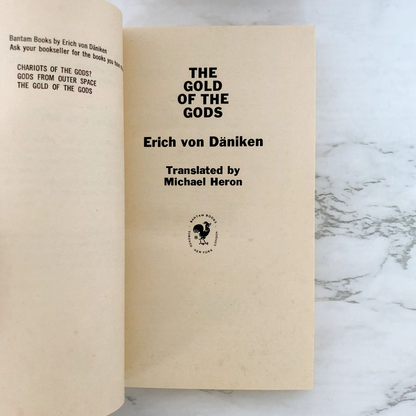 The Gold of the Gods by Erich von Däniken [1974 PAPERRBACK]