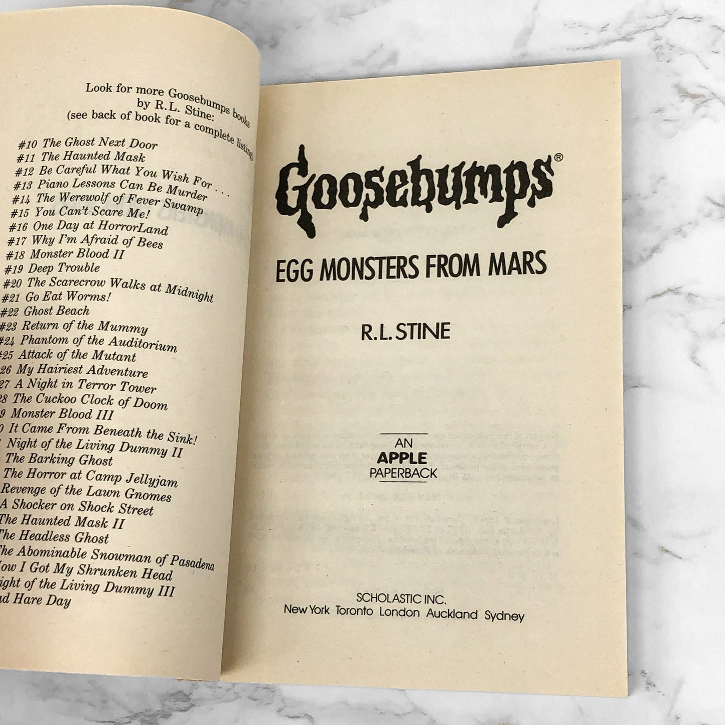 Egg Monsters From Mars by R.L. Stine [1996 FIRST EDITION] Goosebumps #42