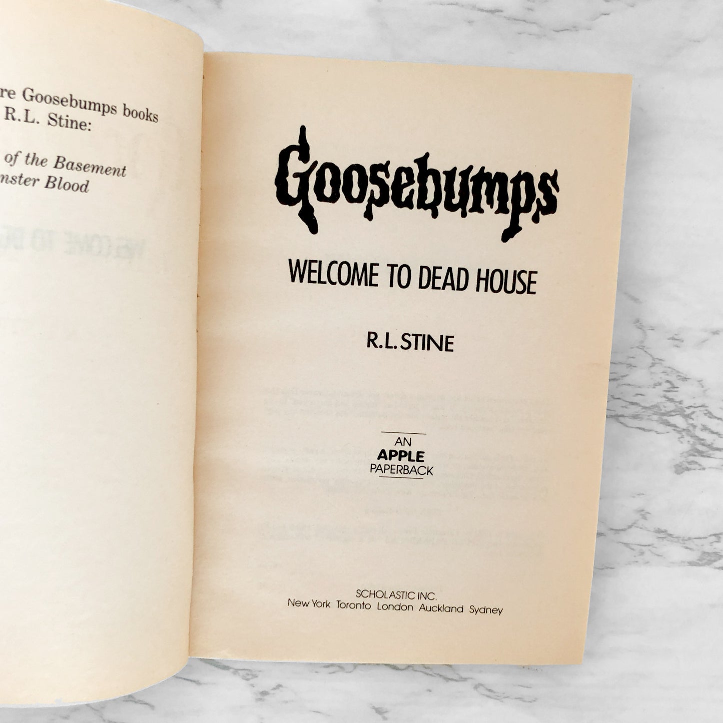 Welcome to Dead House by R.L. Stine [1992 FIRST EDITION] Goosebumps #1