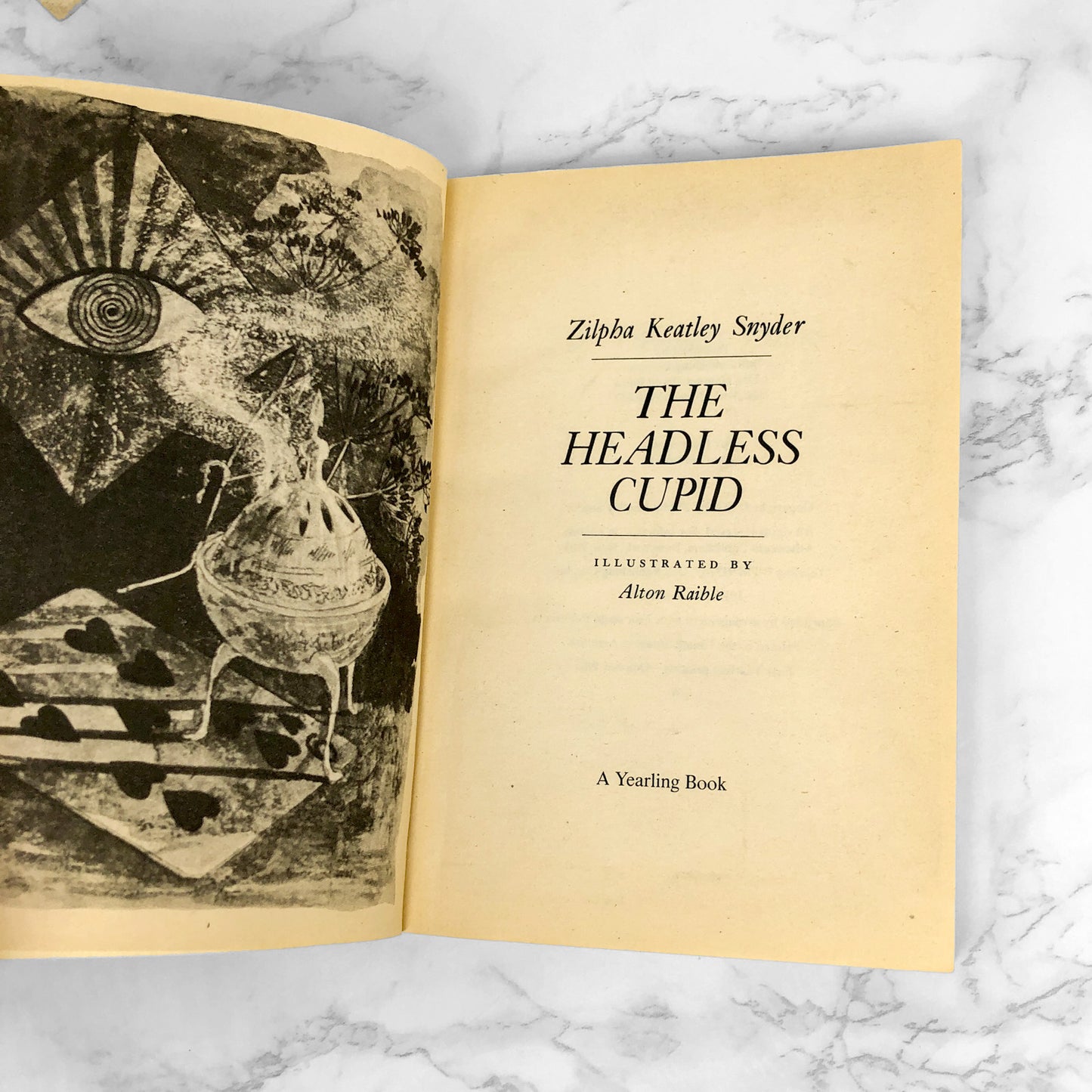 The Headless Cupid by Zilpha Keatley Snyder [1985 TRADE PAPERBACK]