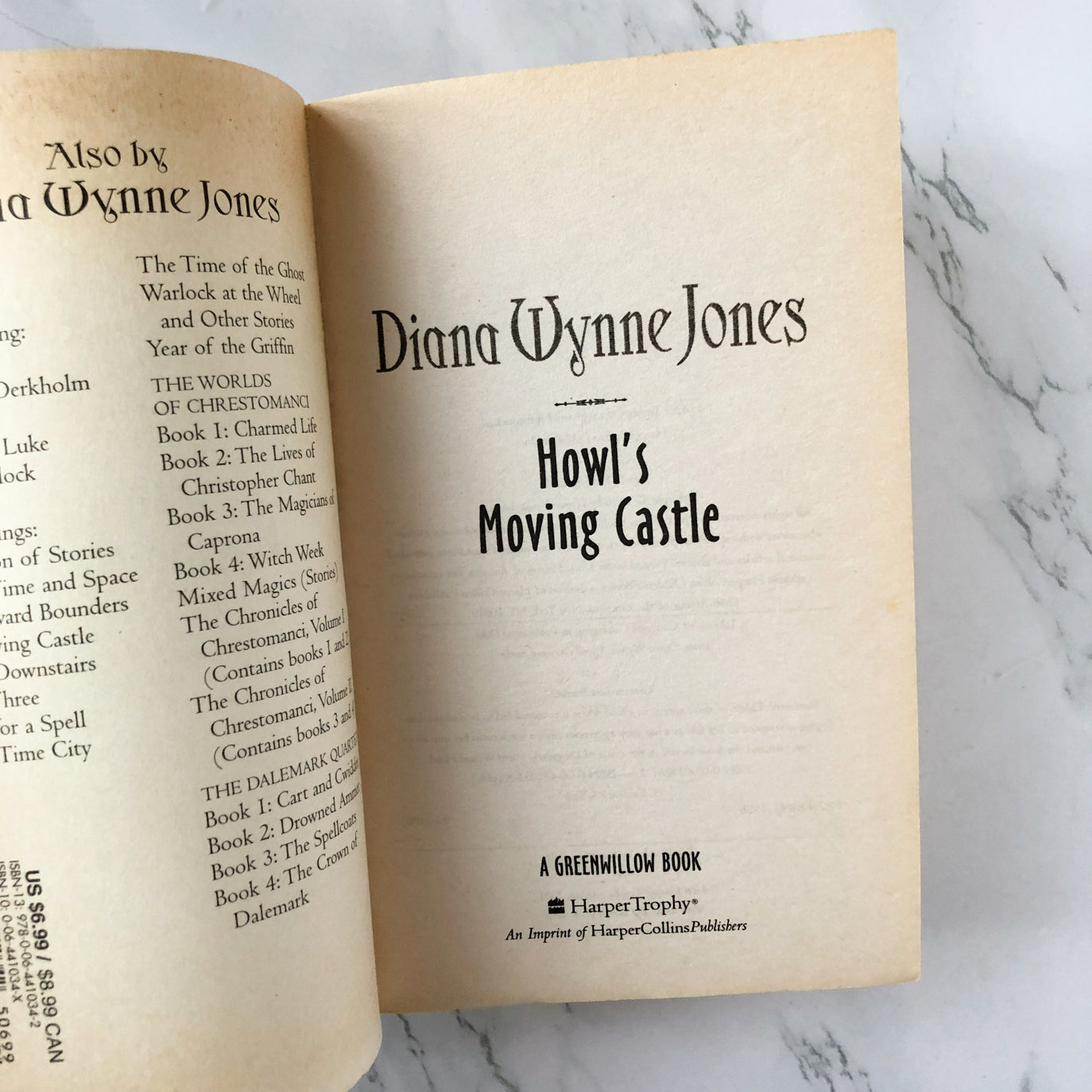 Howl's Moving Castle by Diana Wynne Jones [2001 PAPERBACK]