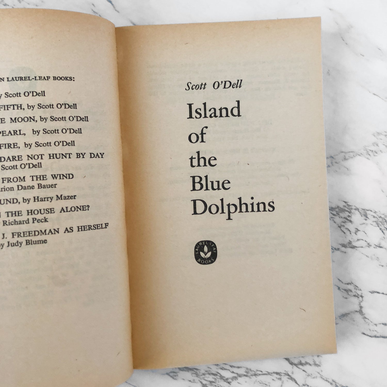 Island of the Blue Dolphins by Scott O'Dell [1982 PAPERBACK] - Bookshop Apocalypse