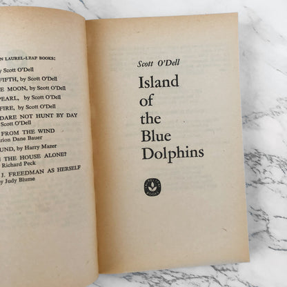 Island of the Blue Dolphins by Scott O'Dell [1982 PAPERBACK] - Bookshop Apocalypse