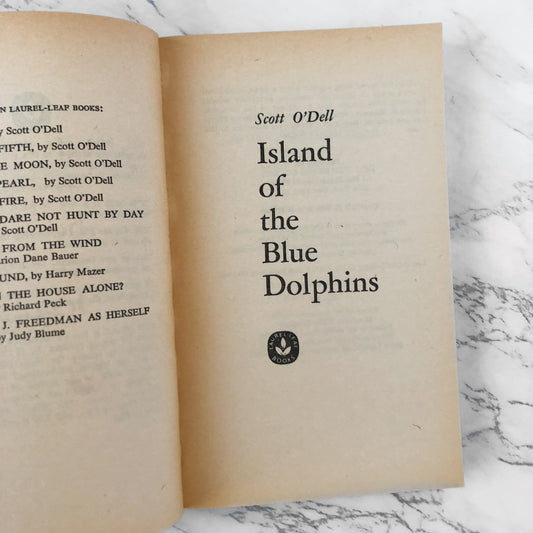 Island of the Blue Dolphins by Scott O'Dell [1982 PAPERBACK] - Bookshop Apocalypse