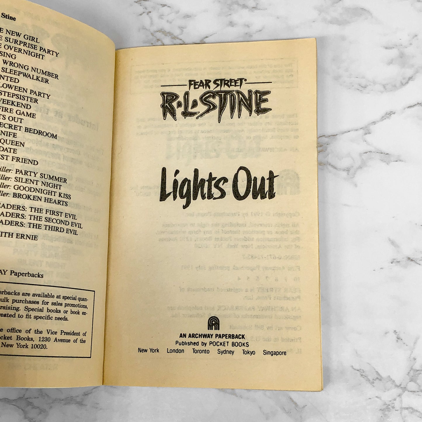 Fear Street #12: Lights Out by R.L. Stine [1991 PAPERBACK]
