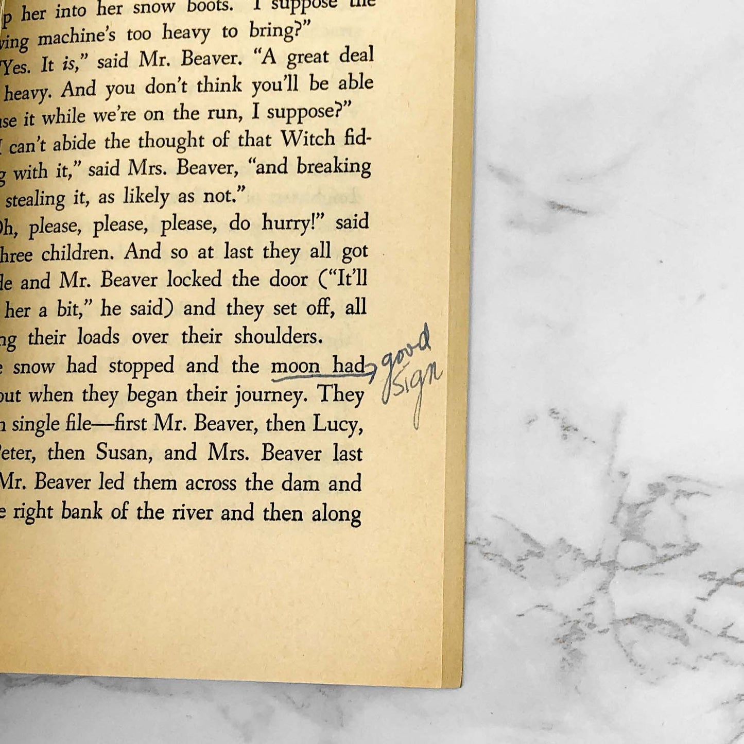 The Lion, The Witch & The Wardrobe by C.S. Lewis [1971 PAPERBACK] Chronicles of Narnia #2