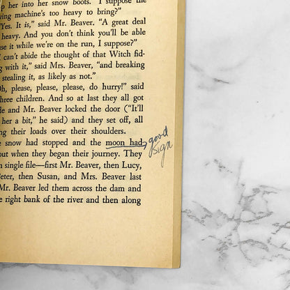 The Lion, The Witch & The Wardrobe by C.S. Lewis [1971 PAPERBACK] Chronicles of Narnia #2