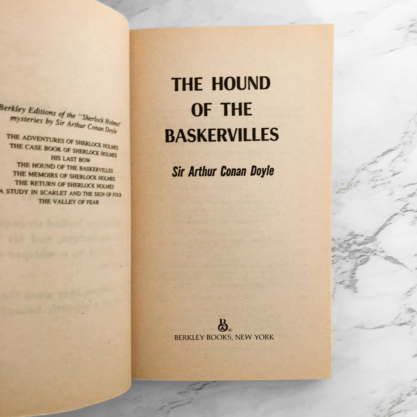 The Hound of the Baskervilles by Sir Arthur Conan Doyle [1987 PAPERBACK]