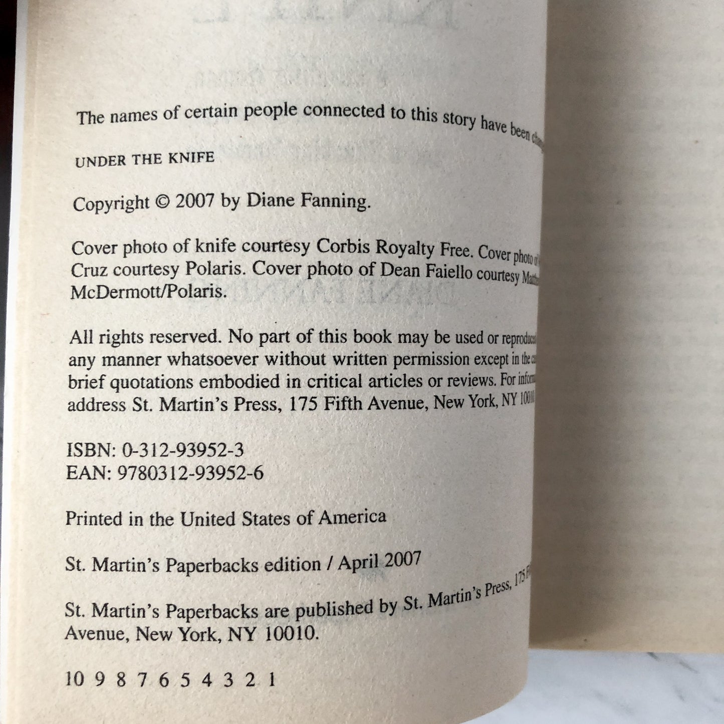 Under the Knife by Diane Fanning [FIRST EDITION] - Bookshop Apocalypse